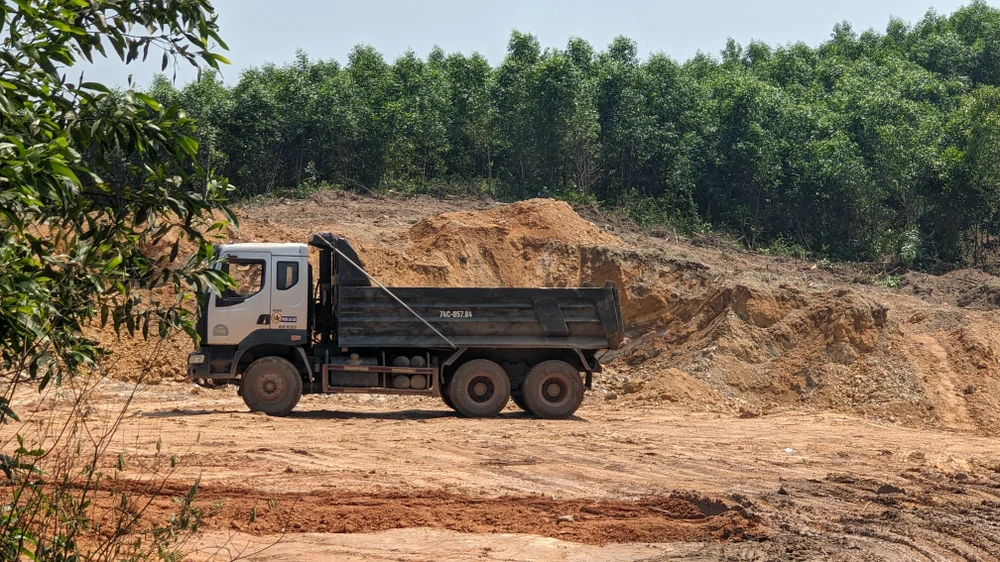 quang-tri-doanh-nghiep-ngang-nhien-khai-thac-dat-trai-quy-dinh (4).jpg