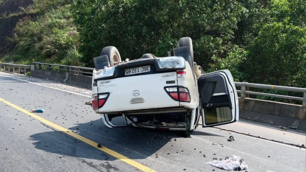 Ô tô bán tải lật ngửa trên cao tốc La Sơn - Túy Loan (1).jpg