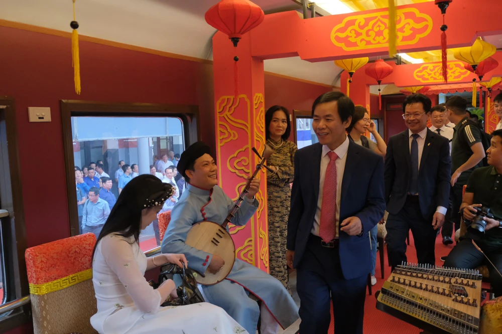 Đoàn tàu du lịch Huế - Đà Nẵng