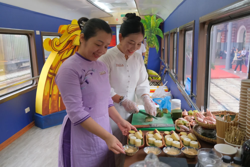 tren-doan-tau-du-lich-hue-da-nang-co-gi (6).jpg