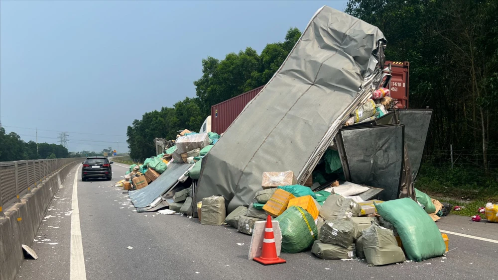 xe-tai-tong-container-dung-do-tren-cao-toc-cam-lo-la-son-khien-1-nguoi-bi-thuong (1).jpg