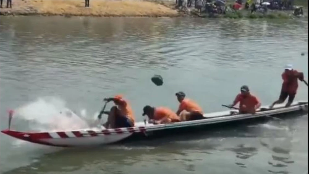 Khán giả lấy đá, mái chèo ném vào vận động viên đua ghe.