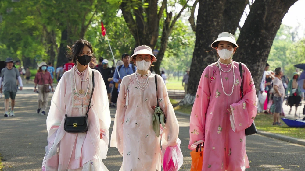 Đội nắng tham quan di tích Huế