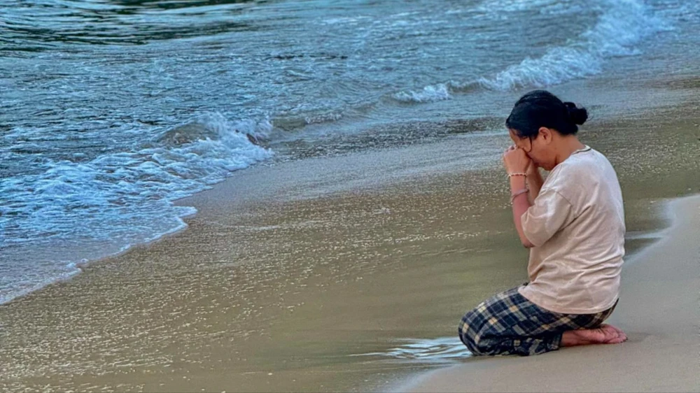 Xúc động hình ảnh người mẹ quỳ gối ngóng tin con