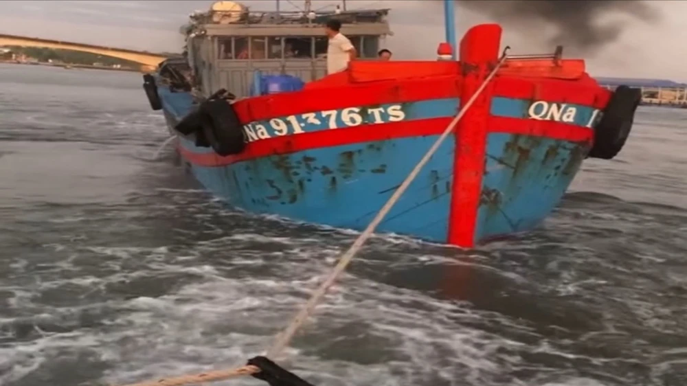 cua-bien-cua-tung-bi-boi-lap-ngu-dan-gap-kho-khi-ra-khoi (5).jpg