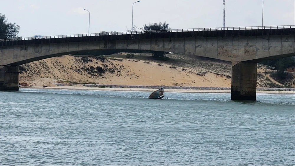 cua-bien-cua-tung-bi-boi-lap-ngu-dan-gap-kho-khi-ra-khoi (8).jpg