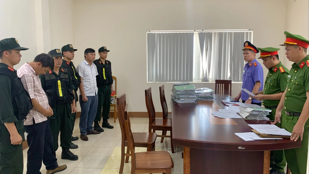 4 cán bộ bị khởi tố