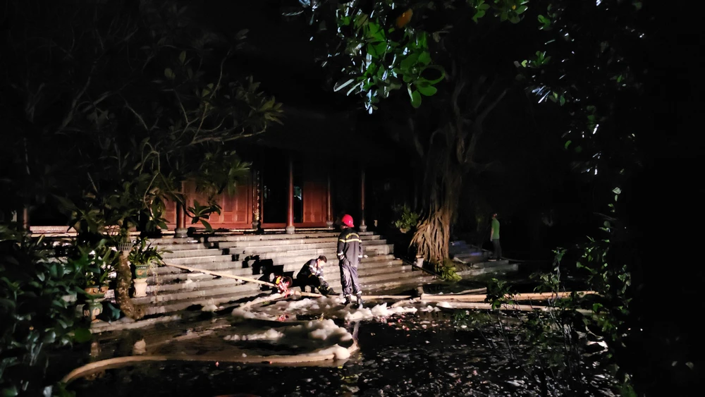  ngoi-chua-o-hue-chay-du-doi-trong-dem (2).jpg