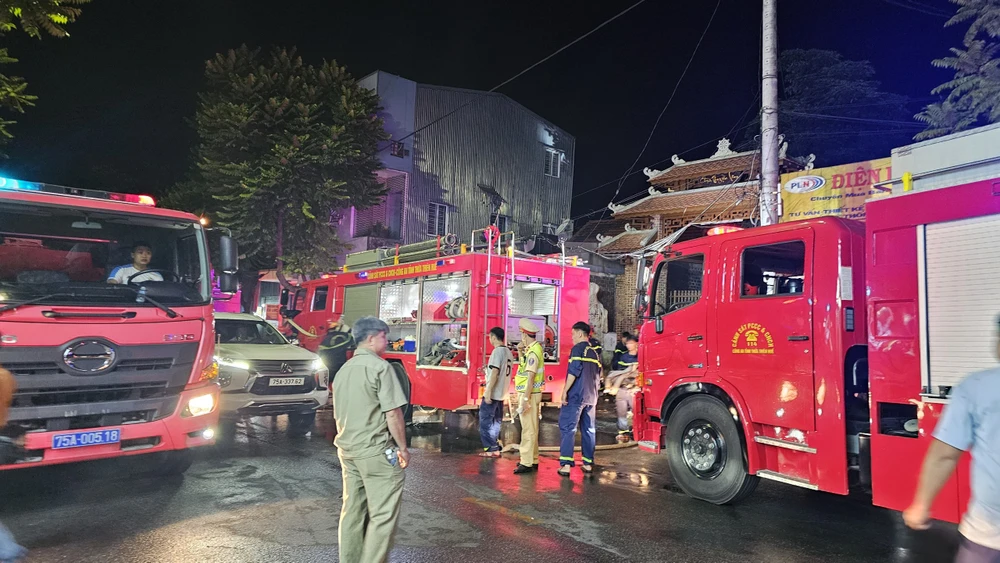  ngoi-chua-o-hue-chay-du-doi-trong-dem (4).jpg