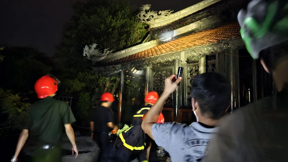  ngoi-chua-o-hue-chay-du-doi-trong-dem (5).jpg