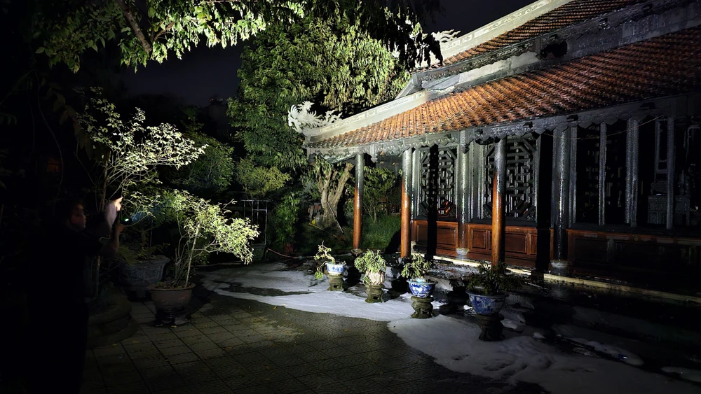  ngoi-chua-o-hue-chay-du-doi-trong-dem (6).jpg