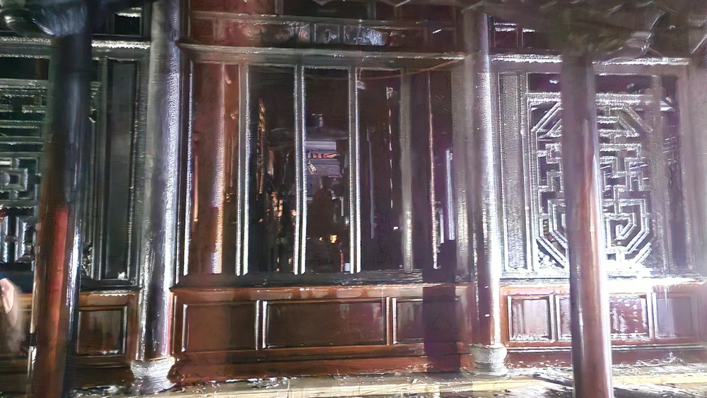  ngoi-chua-o-hue-chay-du-doi-trong-dem (8).jpg