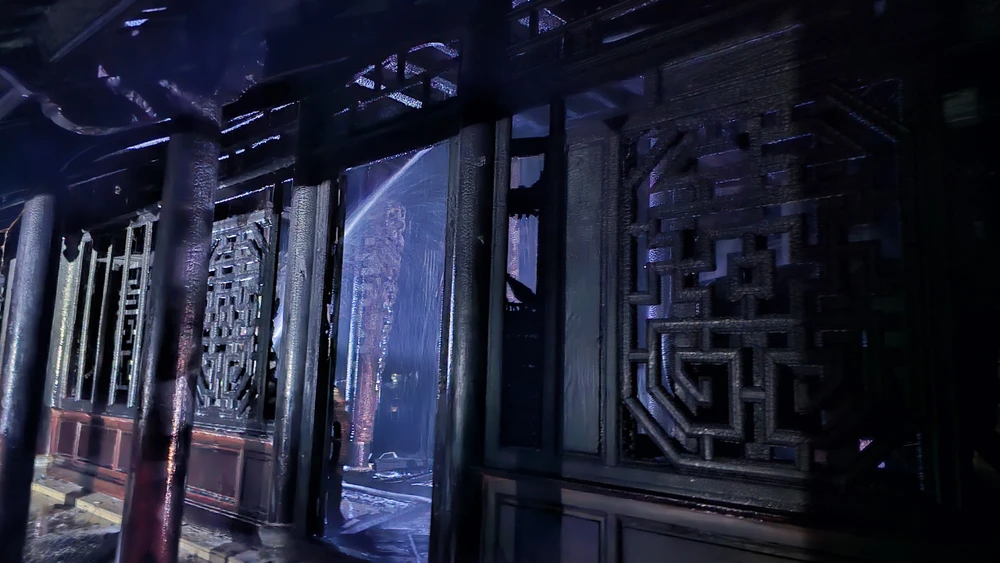  ngoi-chua-o-hue-chay-du-doi-trong-dem (9).jpg