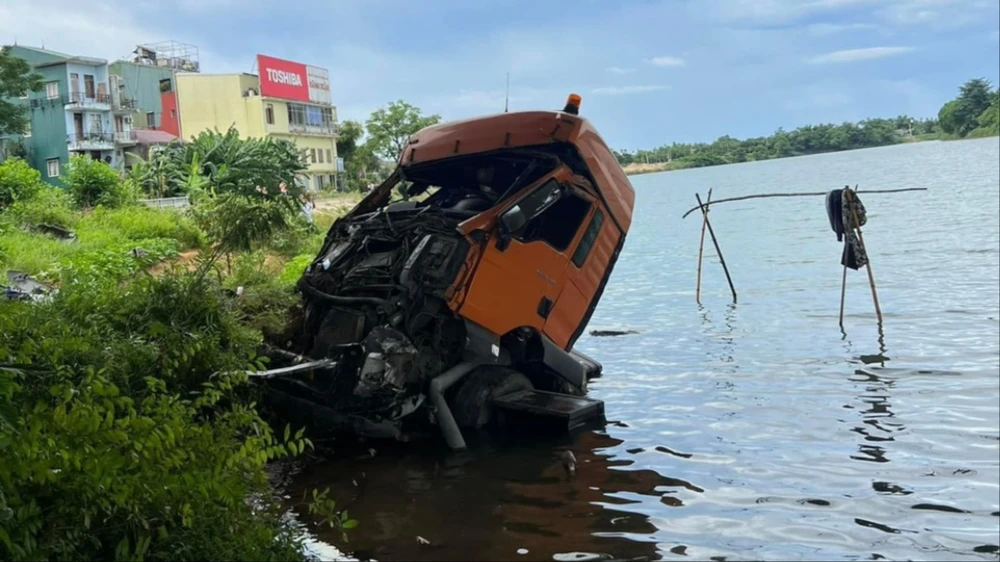 o-mi-ro-mooc-vat-tren-cau-xe-dau-keo-roi-xuong-chan-cau-sau-vu-tai-nan (1).jpg