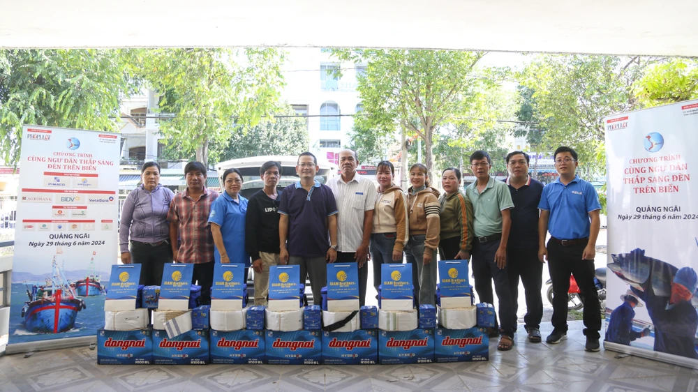 Cùng ngư dân thắp sáng đèn trên biển