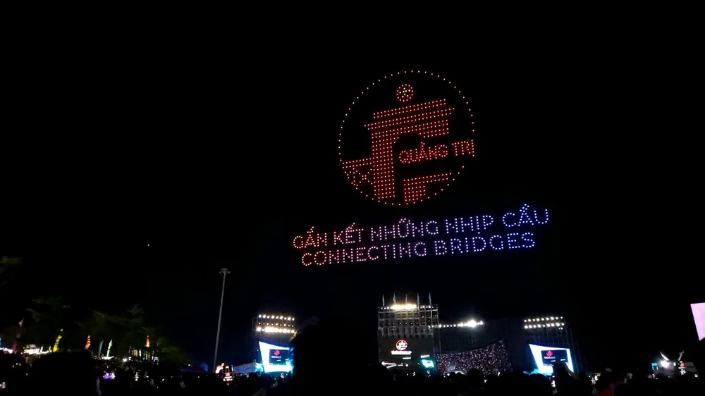 man-drone-light-khai-mac-le-hoi-vi-hoa-binh-o-quang-tri (3).jpg