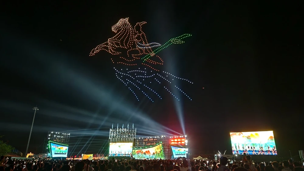 man-drone-light-khai-mac-le-hoi-vi-hoa-binh-o-quang-tri (4).jpg