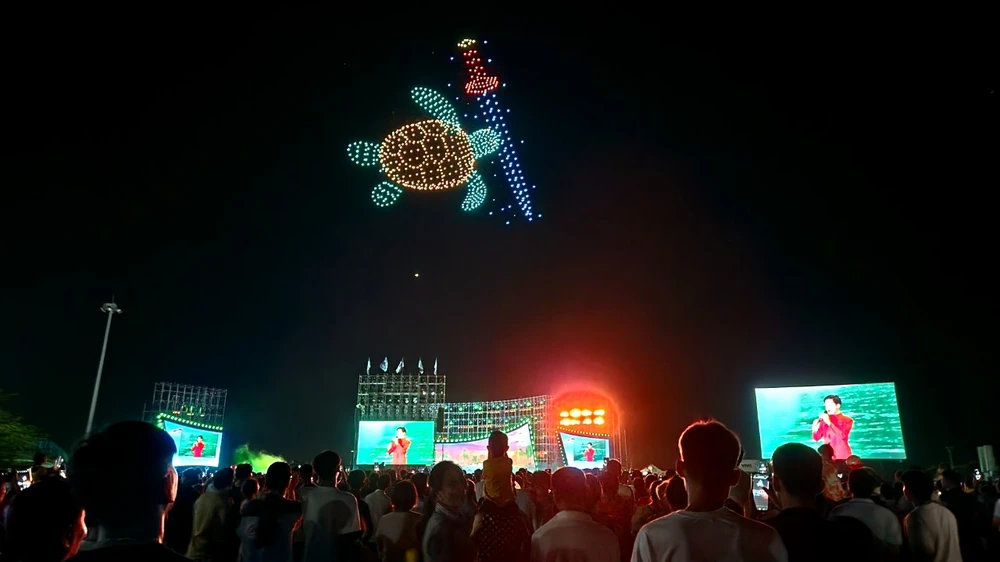 man-drone-light-khai-mac-le-hoi-vi-hoa-binh-o-quang-tri (5).jpg