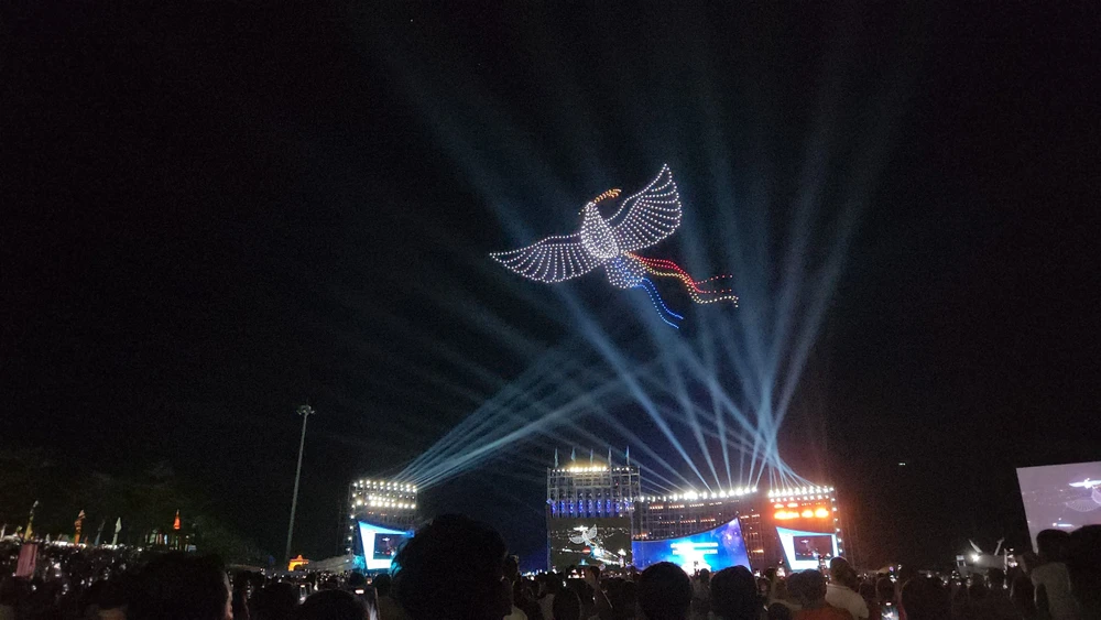 man-drone-light-khai-mac-le-hoi-vi-hoa-binh-o-quang-tri (6).jpg