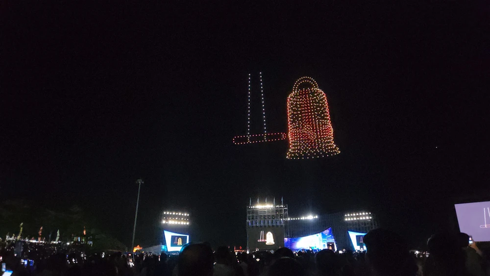 man-drone-light-khai-mac-le-hoi-vi-hoa-binh-o-quang-tri (7).jpg