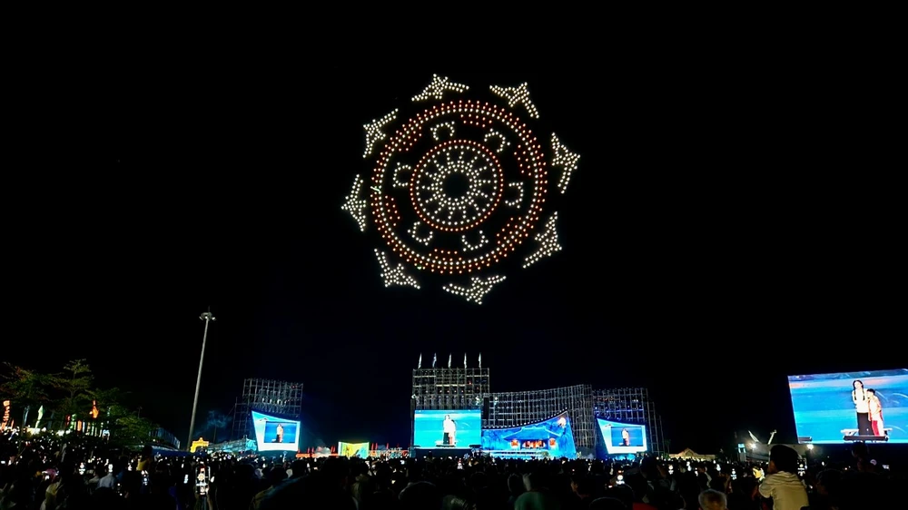 man-drone-light-khai-mac-le-hoi-vi-hoa-binh-o-quang-tri (8).jpg