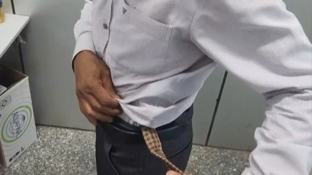 Buộc 9 miếng vàng vào quanh thắt lưng