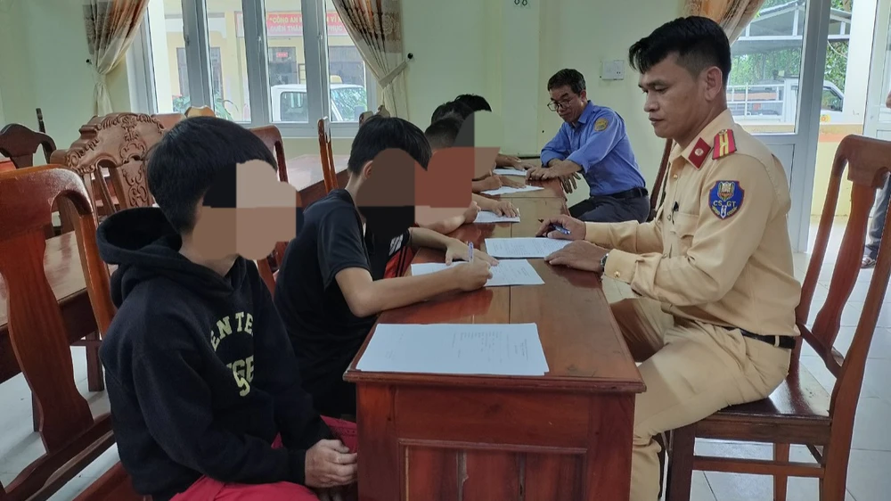 6 em học sinh ném đá