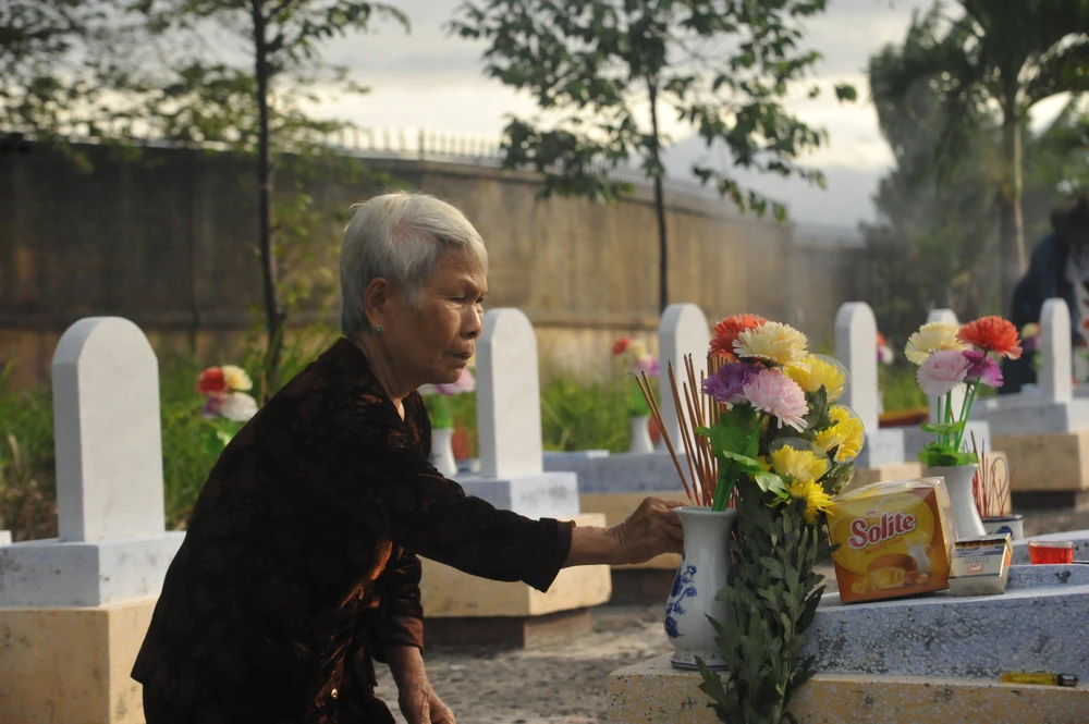 hung-ngay-thang-7-o-nghia-trang-quoc-gia-duong-9 (1).jpg