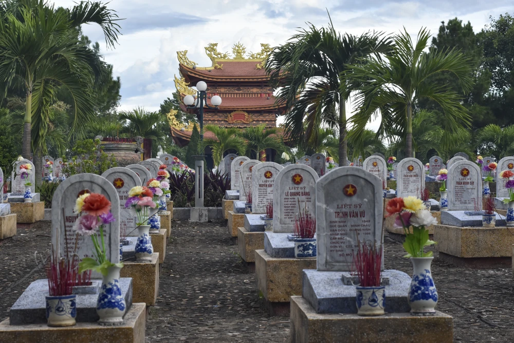 hung-ngay-thang-7-o-nghia-trang-quoc-gia-duong-9 (21).jpg