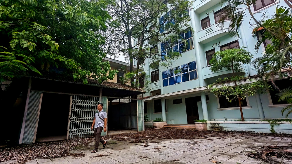 loat-tru-so-bo-hoang-tren-tuyen-duong-dep-nhat-hue (1).jpg