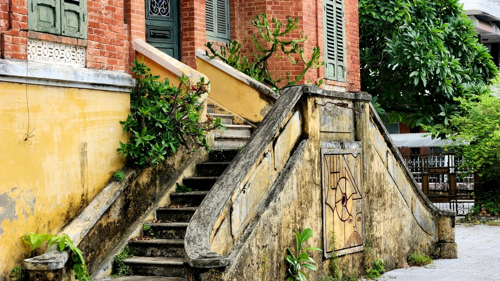 loat-tru-so-bo-hoang-tren-tuyen-duong-dep-nhat-hue (11).jpg