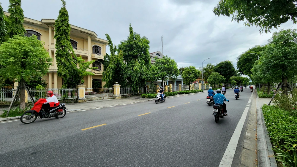 loat-tru-so-bo-hoang-tren-tuyen-duong-dep-nhat-hue (15).jpg