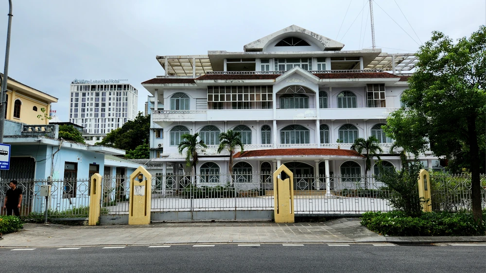 loat-tru-so-bo-hoang-tren-tuyen-duong-dep-nhat-hue (17).jpg