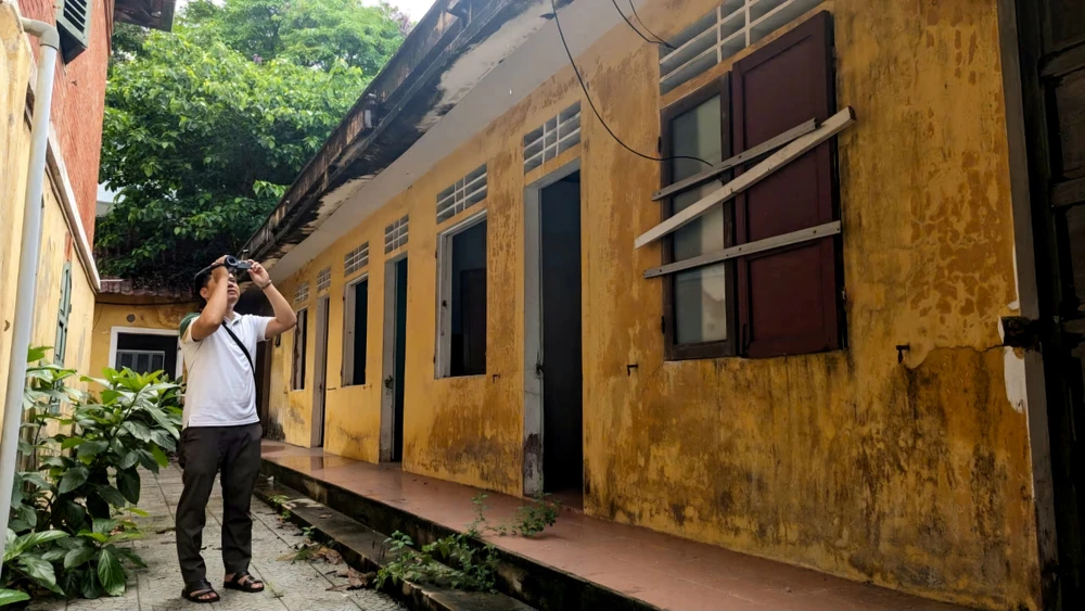 loat-tru-so-bo-hoang-tren-tuyen-duong-dep-nhat-hue (2).jpg