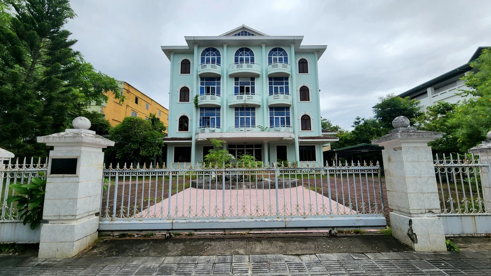 loat-tru-so-bo-hoang-tren-tuyen-duong-dep-nhat-hue (3).jpg