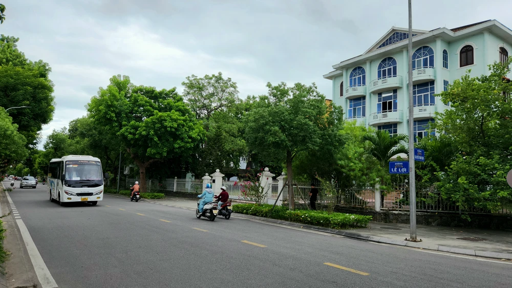 Loạt trụ sở bỏ hoang bên dòng sông Hương