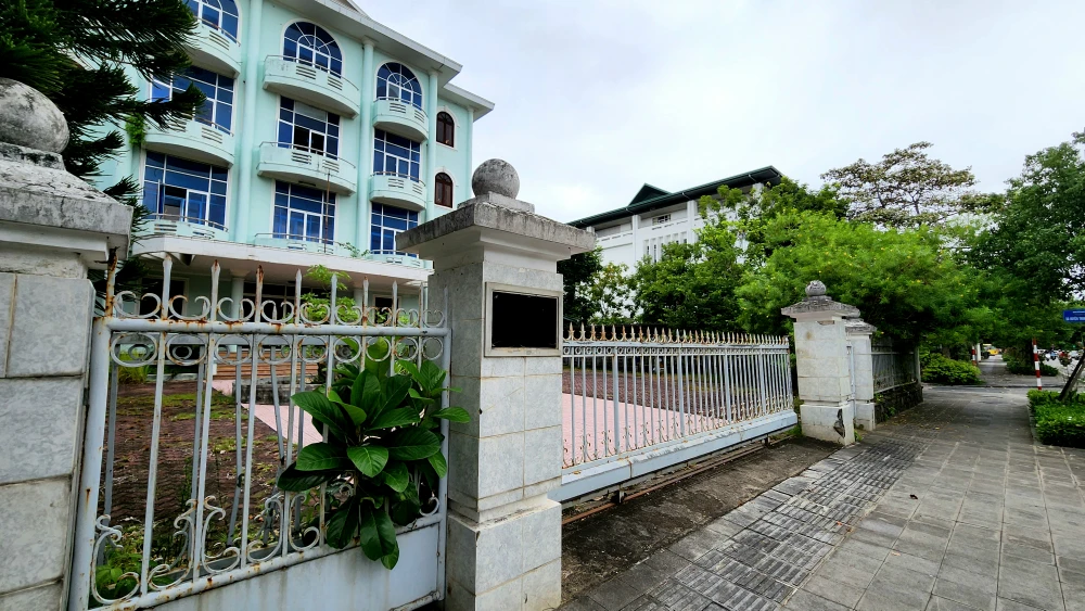 loat-tru-so-bo-hoang-tren-tuyen-duong-dep-nhat-hue (7).jpg