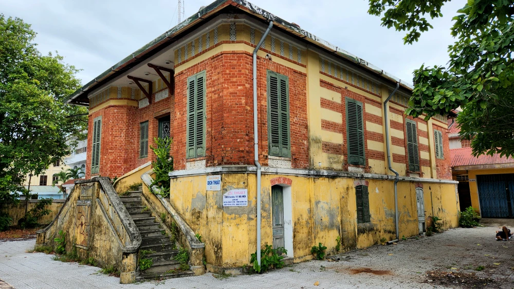 loat-tru-so-bo-hoang-tren-tuyen-duong-dep-nhat-hue (8).jpg