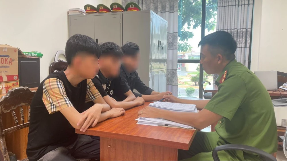 Lực lượng chức năng làm việc với nhóm thanh niên Gây rối trật tự công cộng. Ảnh: N.TUẤN