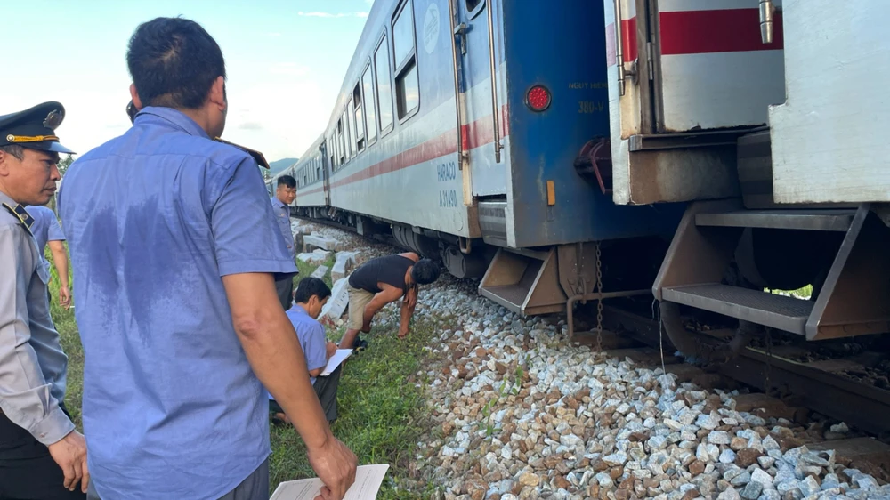 tàu hỏa trật đường ray