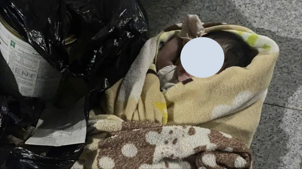 cháu bé bị bỏ rơi