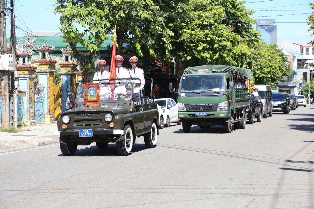 trao-bang-to-quoc-ghi-cong-cho-than-nhan-liet-si-tran-duy-hung (1).jpg