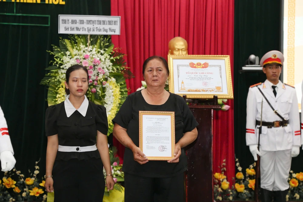 trao-bang-to-quoc-ghi-cong-cho-than-nhan-liet-si-tran-duy-hung (3).jpg