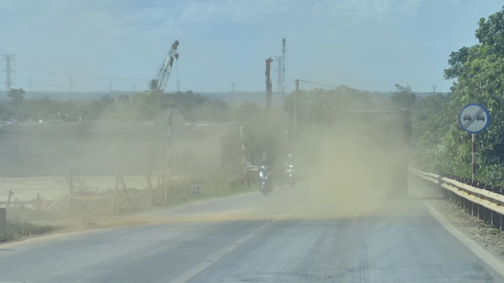 xe-cho-dat-du-an-cao-toc-van-ninh-cam-lo-khong-phu-bat-chay-tung-hoanh-tren-duong (2).jpg