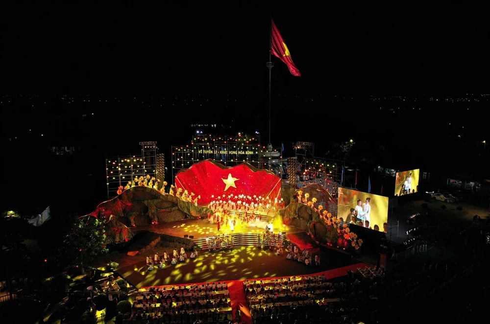 chuong-trinh-nghe-thuat-chinh-luan-dac-biet-ben-cau-hien-luong (2).jpg