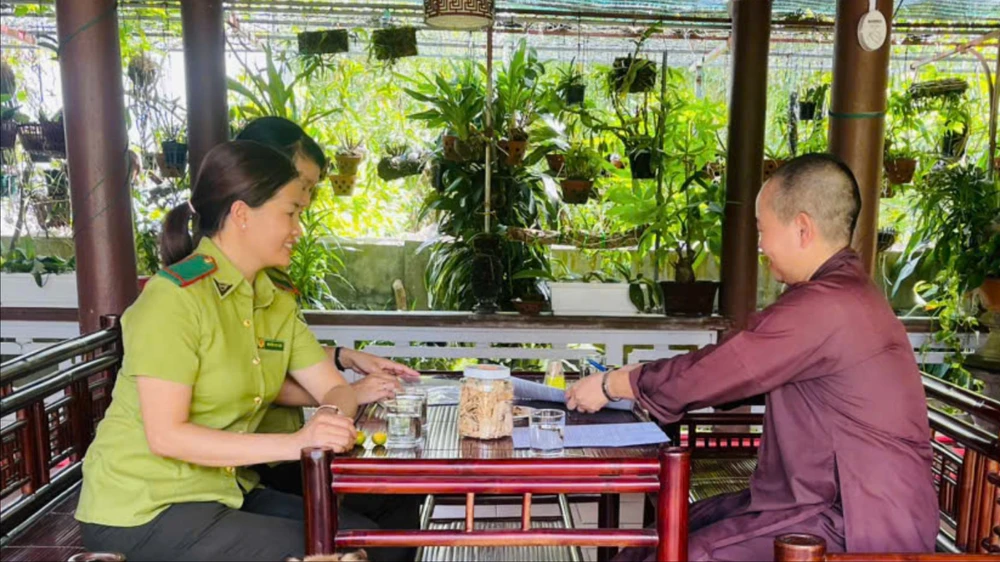 Lực lượng Kiểm lâm tỉnh Thừa Thiên Huế đến các chùa, điểm sinh hoạt phật giáo để tuyên truyền, kêu gọi cũng như đề nghị phật tử không mua bán chim hoang dã phóng sinh dịp Vu lan. Ảnh: BT
