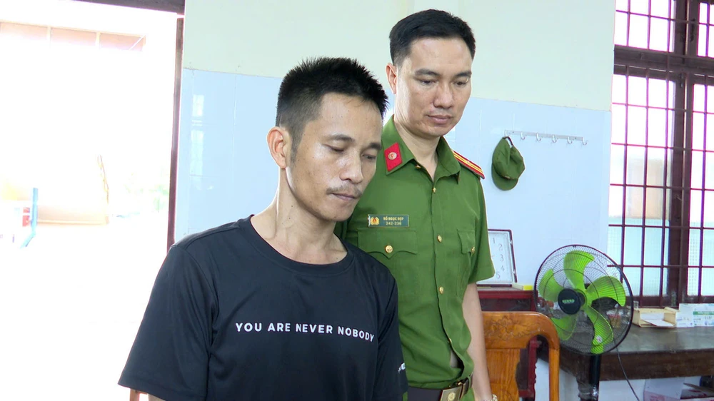 Lực lượng chức năng bắt nam thanh niên tàng trữ 5.000 viên ma túy. Ảnh: D.THÚY