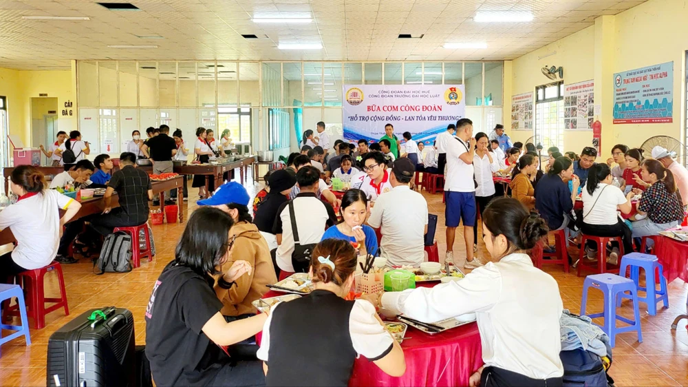 hang-tram-suat-com-tiep-suc-tan-sinh-vien (4).jpg