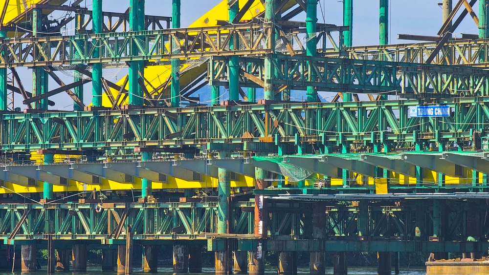 tren-cong-truong-cau-vuot-song-huong-hon-1500-ti-dong (10).jpg