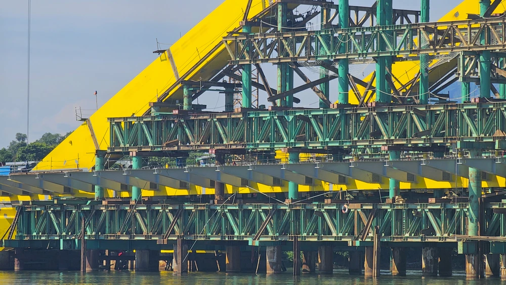 tren-cong-truong-cau-vuot-song-huong-hon-1500-ti-dong (2).jpg